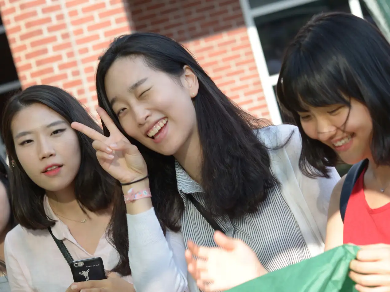 korean students waving and smiling